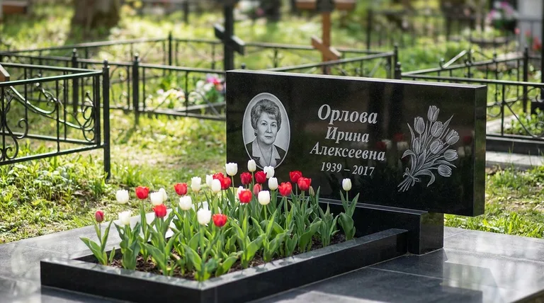 Памятник с гравировкой тюльпанов — выполненная работа «Орлова» в Томске