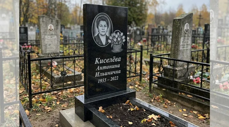 Памятник с гравировкой тюльпанов — выполненная работа «Киселёва» в Томске