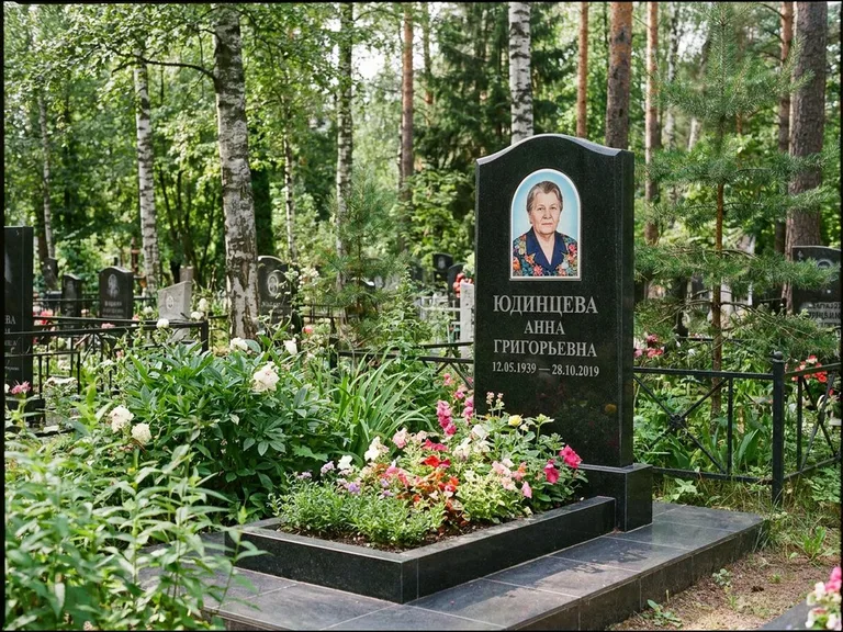 Овальный портрет на памятнике весной в Томске