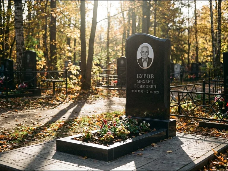 Овальный керамический портрет — установленная работа в Томске