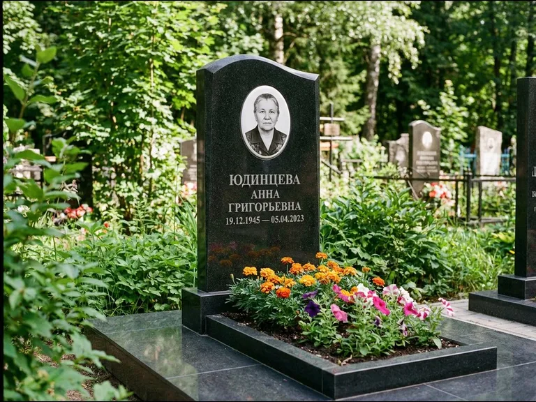 Овальный портрет на сером граните — работа «Юдинцева» в Томске