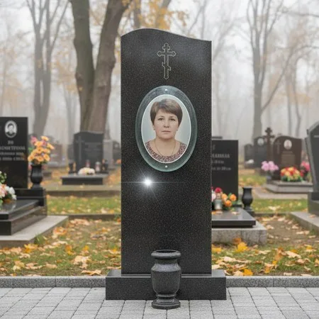 Овальный портрет на стекле 240×300 мм на памятнике в Томске