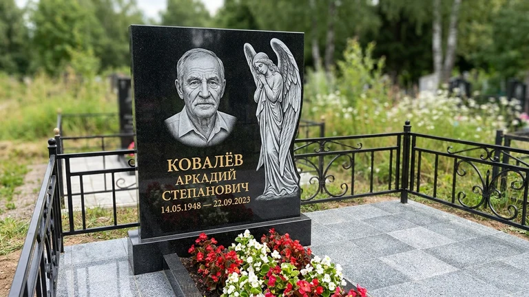 Гравировка ангела на памятник в Томске — памятник из чёрного гранита с гравировкой