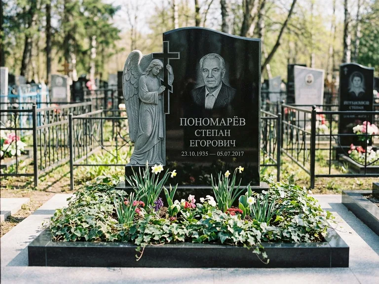 Памятник с гравировкой ангела — гравировка ангела с крестом рядом с эпитафией, работа «Пономарёв» в Томске