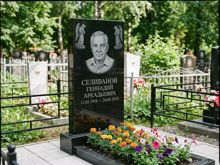 Памятник с гравировкой ангела — гравировка двух ангелов по сторонам портрета, работа «Селиванов» в Томске