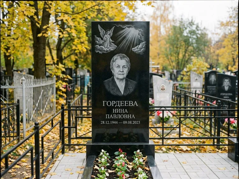 Памятник с гравировкой ангела — гравировка ангела в облаках с лучами над портретом, работа «Гордеева» в Томске