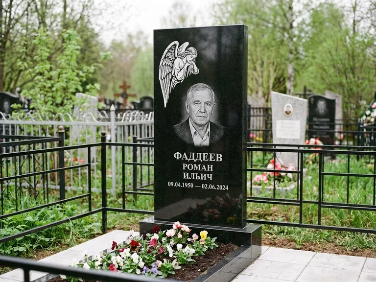 Памятник с гравировкой ангела — белая гравировка скорбящего ангела над портретом, работа «Фаддеев» в Томске