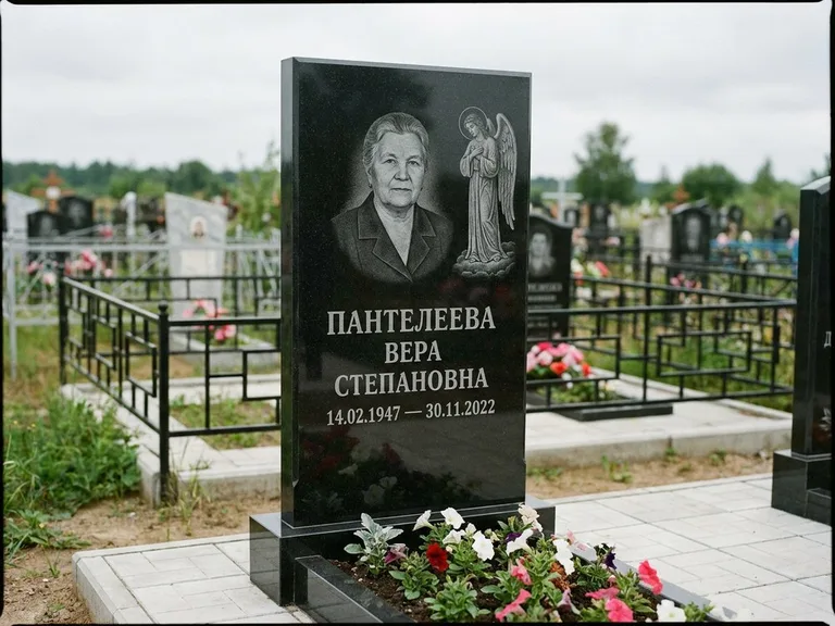 Памятник с гравировкой ангела — гравировка ангела-хранителя сбоку от портрета, работа «Пантелеева» в Томске