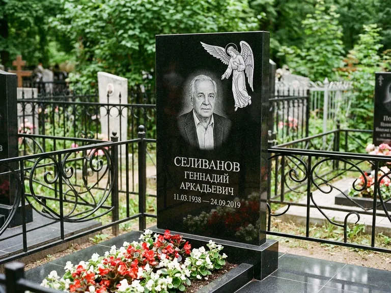 Памятник с гравировкой ангела — белая гравировка скорбящего ангела над портретом, работа «Селиванов» в Томске