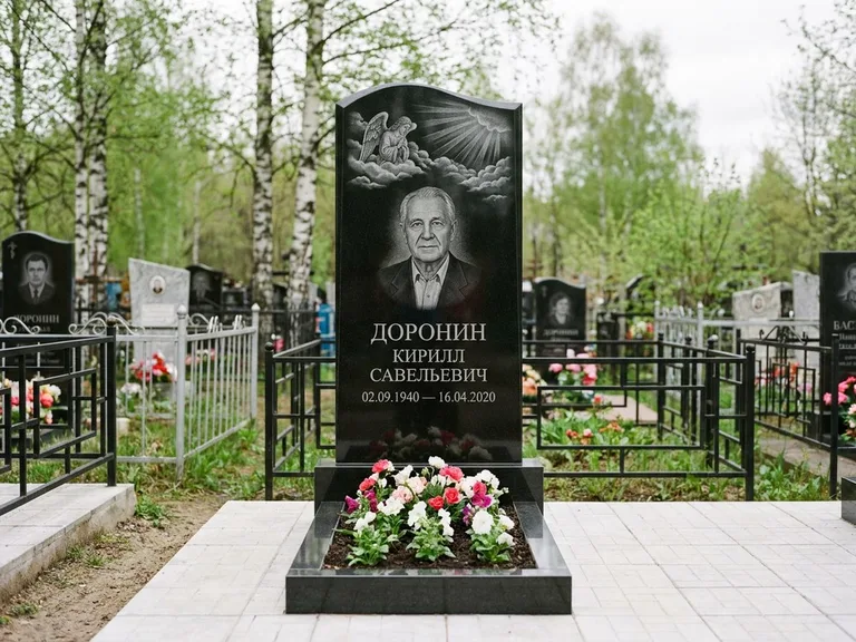 Памятник с гравировкой ангела — гравировка ангела в облаках с лучами над портретом, работа «Доронин» в Томске