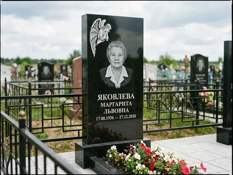 Памятник с гравировкой ангела — белая гравировка скорбящего ангела над портретом, работа «Яковлева» в Томске