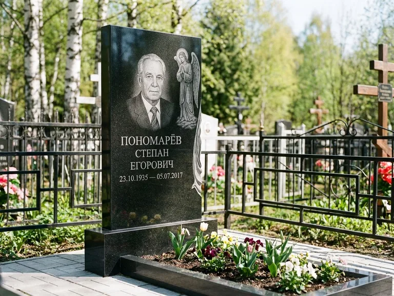 Памятник с гравировкой ангела — гравировка ангела-хранителя сбоку от портрета, работа «Пономарёв» в Томске