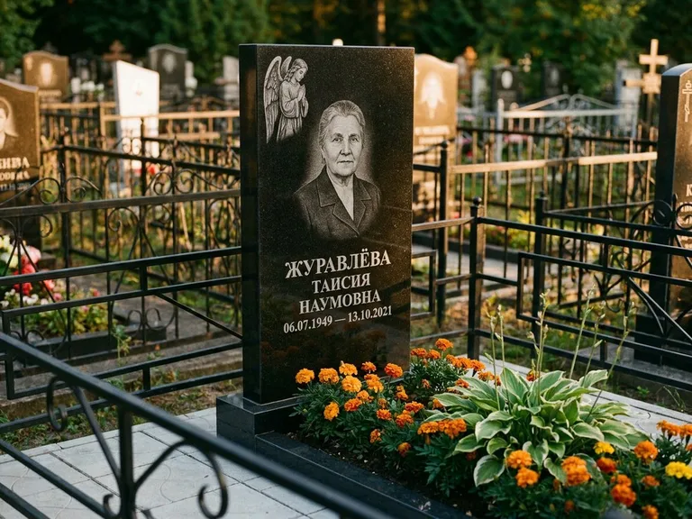 Памятник с гравировкой ангела — гравировка молящегося ангела в верхней части стелы, работа «Журавлёва» в Томске