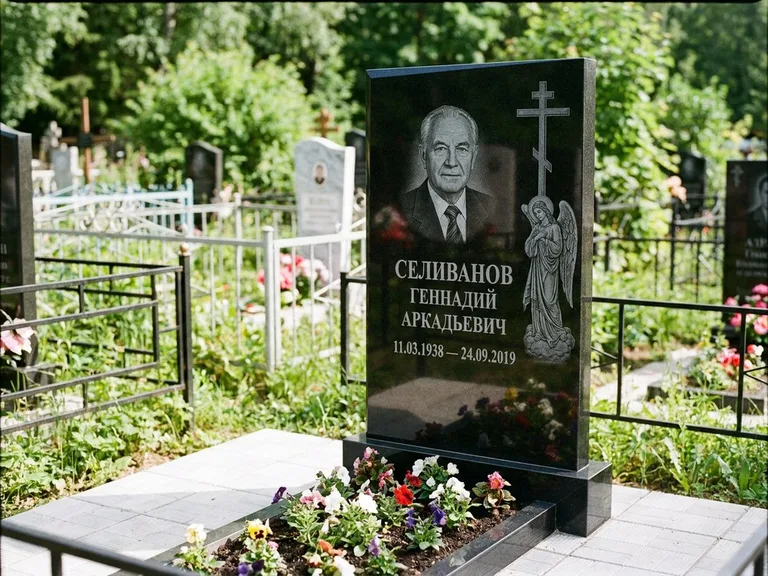 Памятник с гравировкой ангела — гравировка ангела с крестом рядом с эпитафией, работа «Селиванов» в Томске