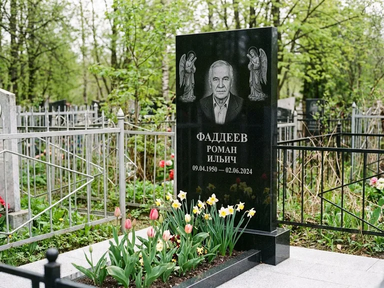 Памятник с гравировкой ангела — гравировка двух ангелов по сторонам портрета, работа «Фаддеев» в Томске
