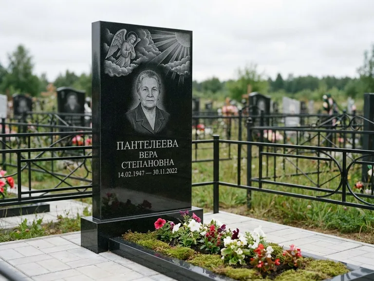 Памятник с гравировкой ангела — гравировка ангела в облаках с лучами над портретом, работа «Пантелеева» в Томске