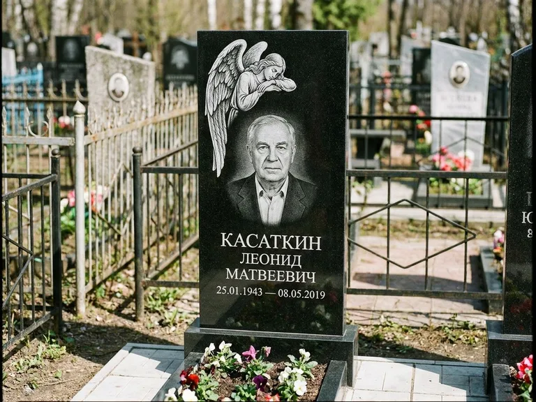 Памятник с гравировкой ангела — белая гравировка скорбящего ангела над портретом, работа «Касаткин» в Томске