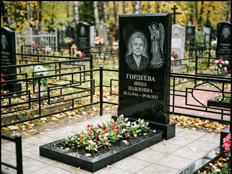 Памятник с гравировкой ангела — гравировка ангела-хранителя сбоку от портрета, работа «Гордеева» в Томске