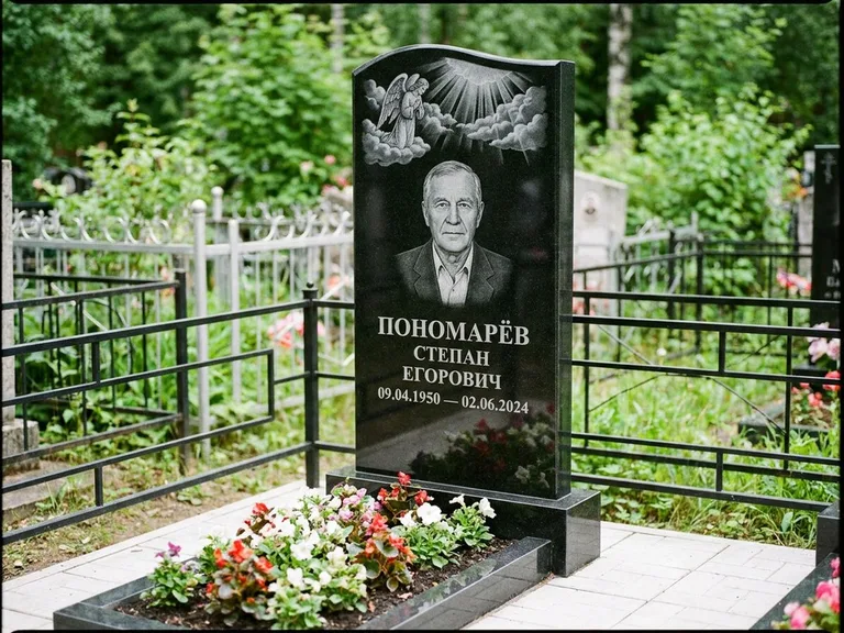 Памятник с гравировкой ангела — гравировка ангела-хранителя сбоку от портрета, работа «Лобанова» в Томске