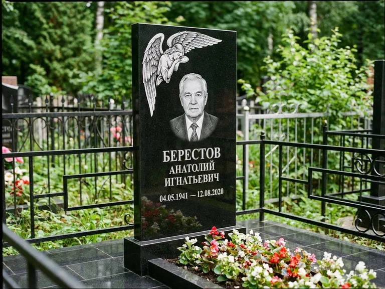 Памятник с гравировкой ангела — гравировка молящегося ангела в верхней части стелы, работа «Свиридов» в Томске