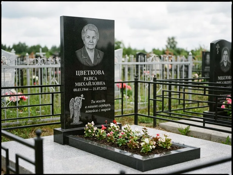 Памятник с гравировкой ангела — гравировка двух ангелов по сторонам портрета, работа «Яковлева» в Томске