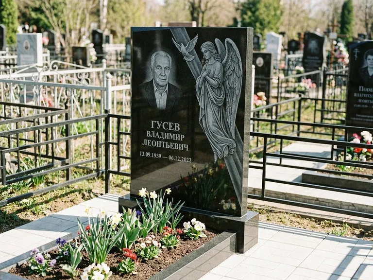 Памятник с гравировкой ангела — гравировка ангела в облаках с лучами над портретом, работа «Пономарёв» в Томске
