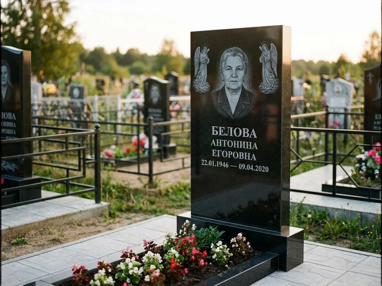 Памятник с гравировкой ангела — белая гравировка скорбящего ангела над портретом, работа «Журавлёва» в Томске