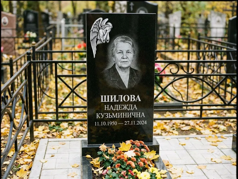 Памятник с гравировкой ангела — гравировка молящегося ангела в верхней части стелы, работа «Гордеева» в Томске