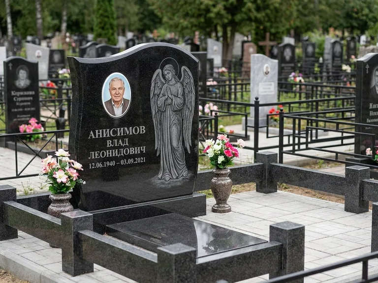 Памятник с гравировкой ангела — белая гравировка скорбящего ангела над портретом, работа «Свиридов» в Томске