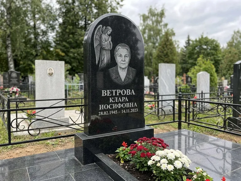 Памятник с гравировкой ангела — гравировка ангела-хранителя сбоку от портрета, работа «Игнатова» в Томске