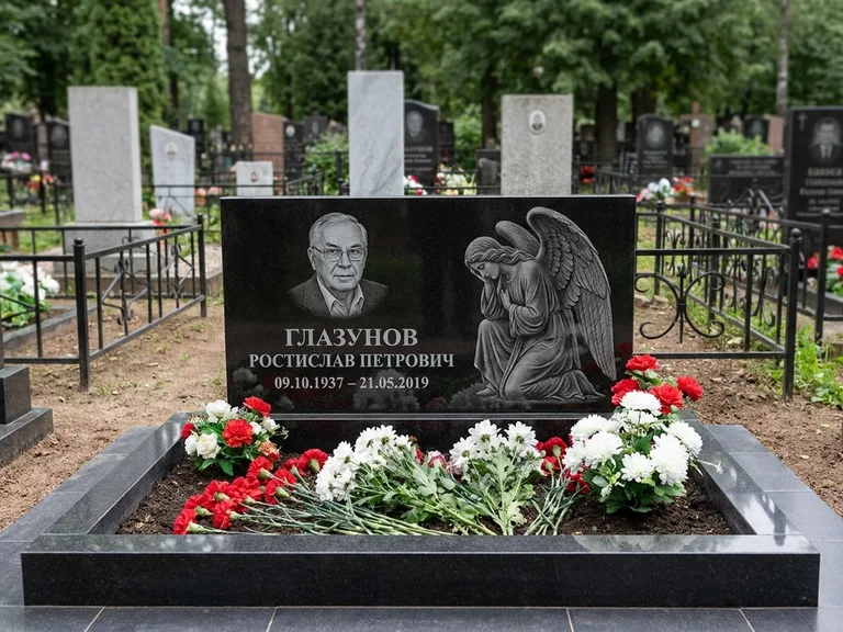 Памятник с гравировкой ангела — гравировка молящегося ангела в верхней части стелы, работа «Доронин» в Томске