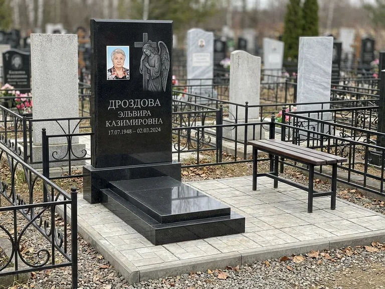 Памятник с гравировкой ангела — гравировка ангела с крестом рядом с эпитафией, работа «Яковлева» в Томске