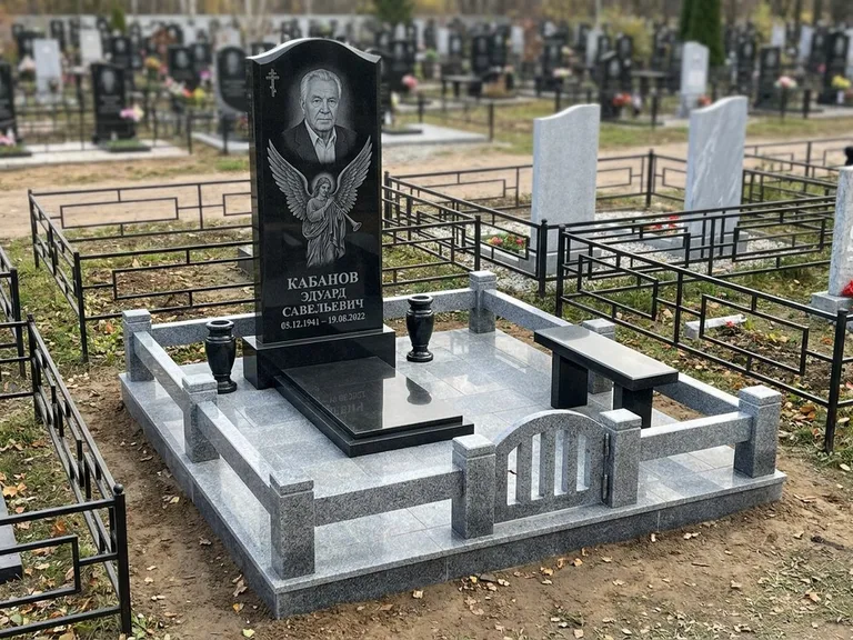 Памятник с гравировкой ангела — гравировка ангела с голубем по диагонали стелы, работа «Пономарёв» в Томске