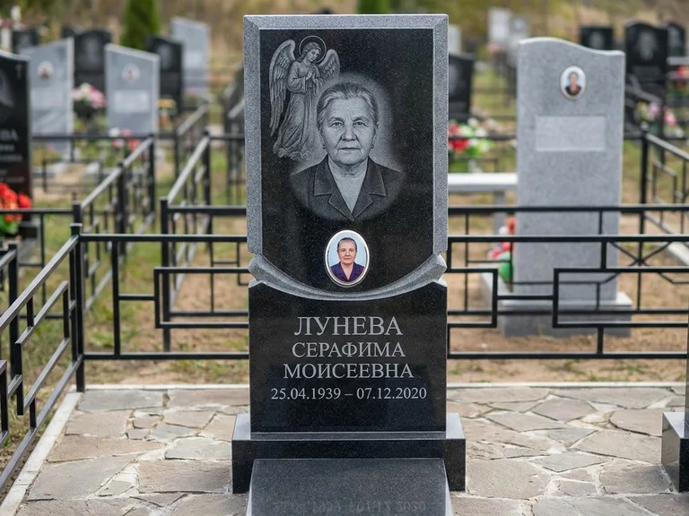 Памятник с гравировкой ангела — гравировка двух ангелов по сторонам портрета, работа «Журавлёва» в Томске