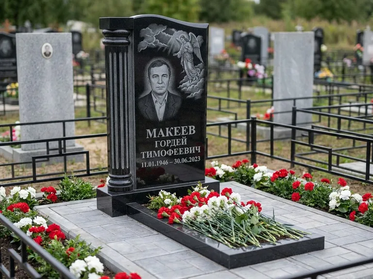 Памятник с гравировкой ангела — гравировка ангела в облаках с лучами над портретом, работа «Селиванов» в Томске
