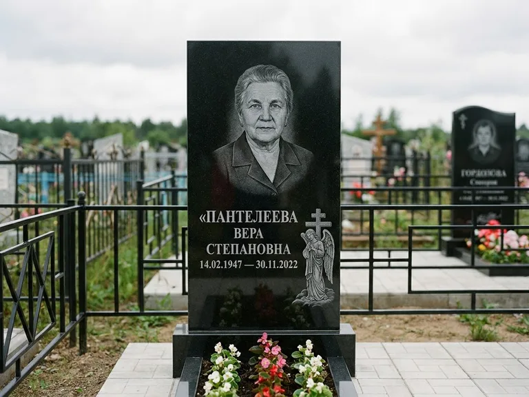 Памятник с гравировкой ангела — гравировка ангела с крестом рядом с эпитафией, работа «Пантелеева» в Томске
