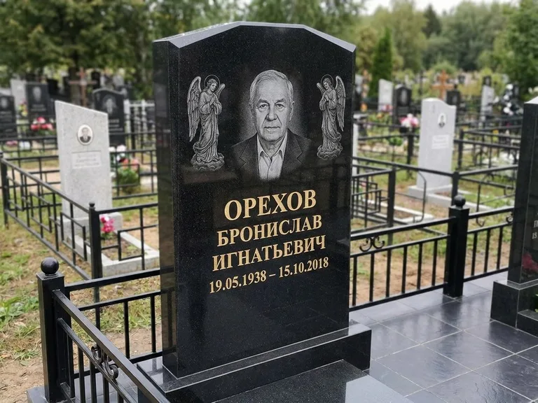 Памятник с гравировкой ангела — гравировка ангела-хранителя сбоку от портрета, работа «Фаддеев» в Томске