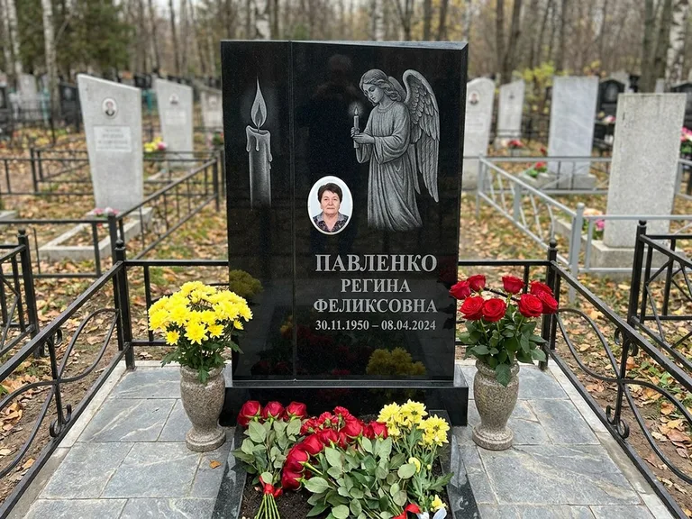 Памятник с гравировкой ангела — гравировка молящегося ангела в верхней части стелы, работа «Пантелеева» в Томске