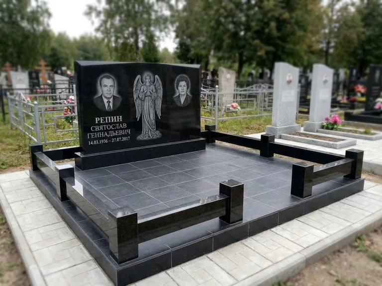 Памятник с гравировкой ангела — гравировка ангела с крестом рядом с эпитафией, работа «Касаткин» в Томске