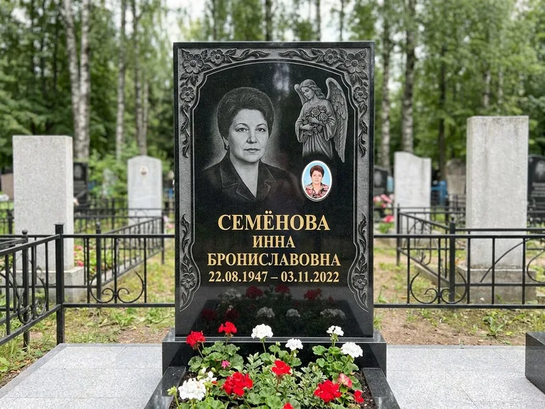 Памятник с гравировкой ангела — гравировка ангела с голубем по диагонали стелы, работа «Лобанова» в Томске