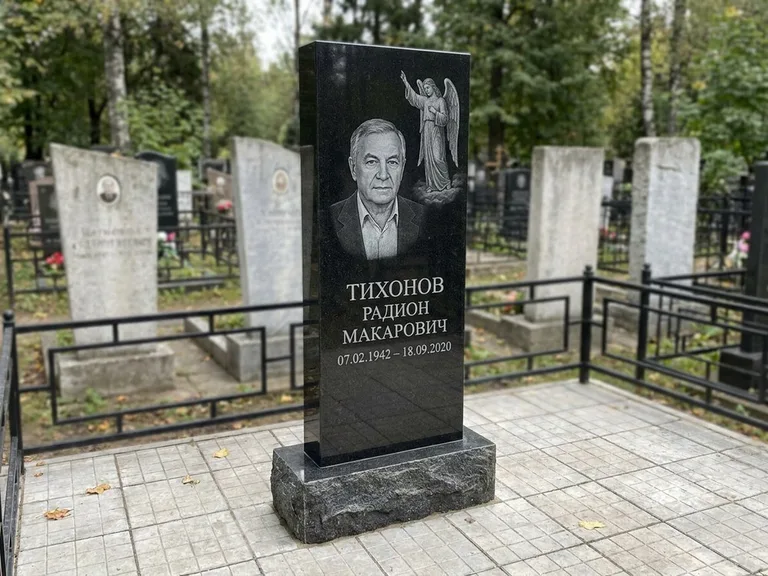 Памятник с гравировкой ангела — гравировка двух ангелов по сторонам портрета, работа «Свиридов» в Томске