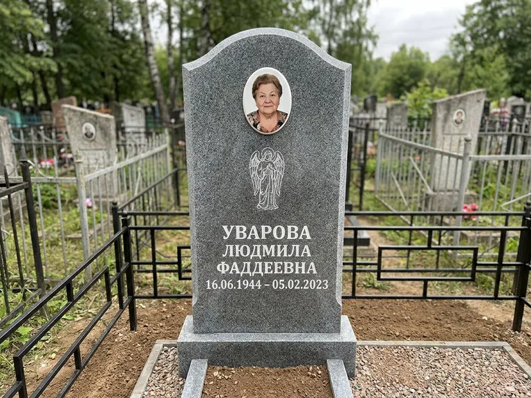 Памятник с гравировкой ангела — гравировка ангела в облаках с лучами над портретом, работа «Игнатова» в Томске