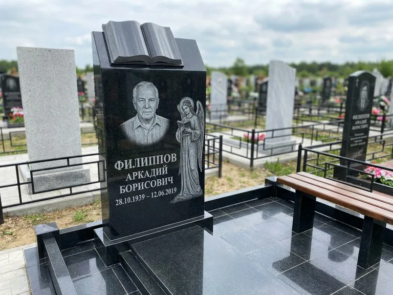 Памятник с гравировкой ангела — белая гравировка скорбящего ангела над портретом, работа «Доронин» в Томске