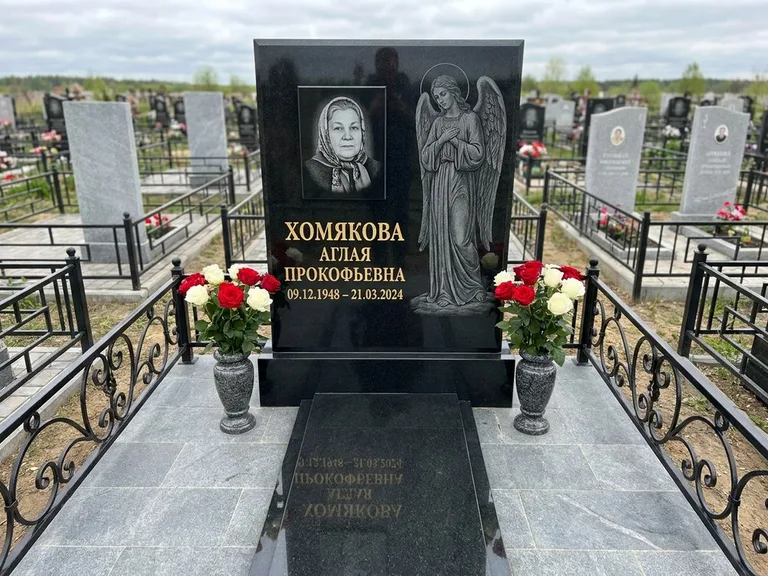 Памятник с гравировкой ангела — гравировка ангела-хранителя сбоку от портрета, работа «Яковлева» в Томске