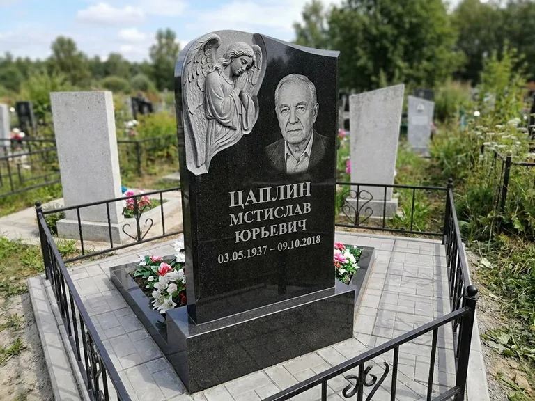 Памятник с гравировкой ангела — гравировка молящегося ангела в верхней части стелы, работа «Пономарёв» в Томске