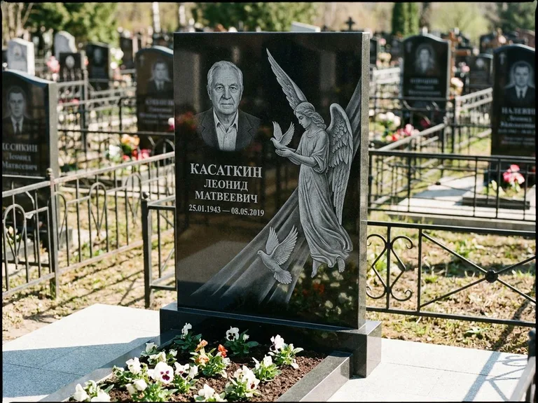 Памятник с гравировкой ангела — гравировка ангела с голубем по диагонали стелы, работа «Касаткин» в Томске