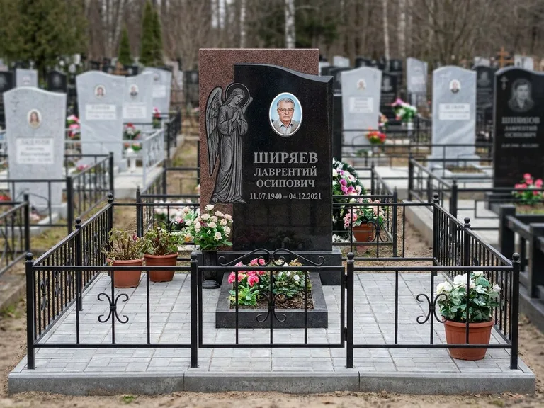Памятник с гравировкой ангела — гравировка ангела с голубем по диагонали стелы, работа «Селиванов» в Томске
