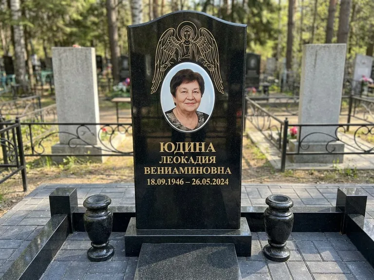 Памятник с гравировкой ангела — гравировка двух ангелов по сторонам портрета, работа «Гордеева» в Томске