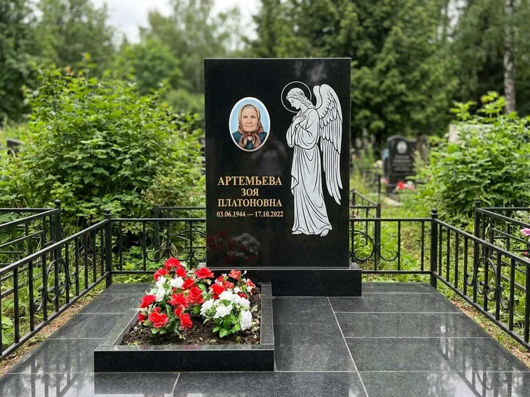 Памятник с гравировкой ангела — гравировка ангела в облаках с лучами над портретом, работа «Фаддеев» в Томске