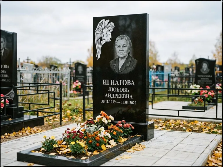 Памятник с гравировкой ангела — белая гравировка скорбящего ангела над портретом, работа «Игнатова» в Томске